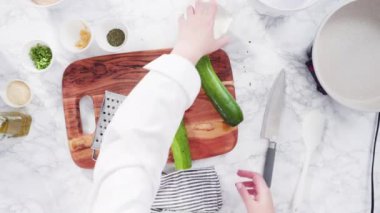 Kızartma tavasında zeytinyağlı kabaklı kek yapıyorum..