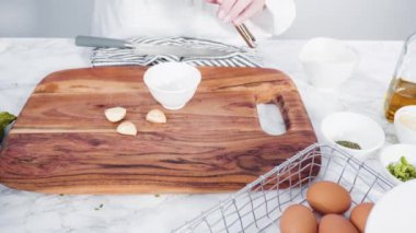 Kızartma tavasında zeytinyağlı kabaklı kek yapıyorum..