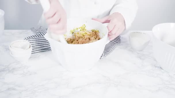 用橄榄油在煎锅上做西葫芦蛋糕 — 图库视频影像