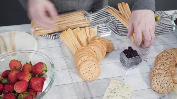 Organizar Bandeja Queso Con Frutas Frescas Queso Gourmet Galletas Saladas — Vídeos de Stock