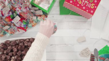 Ev yapımı şekerleme ve kurabiyeleri Noel hediyesi kutusuna koymak.