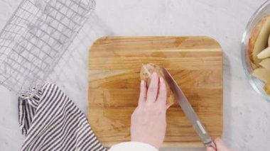 Fırında pişirmek için zeytinyağı ve baharatlı patatesler hazırlıyorum..