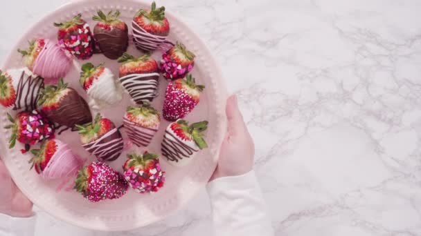 Τακτοποιήστε Βιολογικές Φράουλες Ένα Ταψί Για Φτιάξετε Φράουλες Βουτηγμένες Στη — Αρχείο Βίντεο