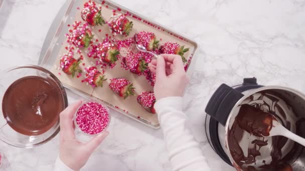 Arrangieren Von Bio Erdbeeren Auf Einem Backblech Schokolade Eingetauchte Erdbeeren — Stockvideo