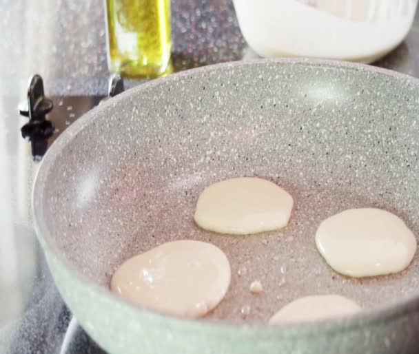 Kleine Pfannkuchen Auf Kefir Basis Einer Pfanne Braten — Stockvideo