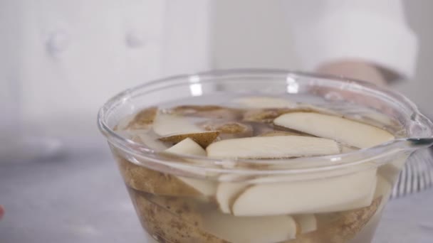 Przygotowanie Ziemniaków Russet Klinach Oliwą Oliwek Przyprawami Pieczenia Piekarniku — Wideo stockowe