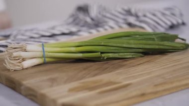 Tahtada taze yeşil kuşkonmaz