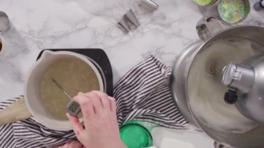 İtalyan tereyağlı kreması için bir tencerede karamelize şeker.