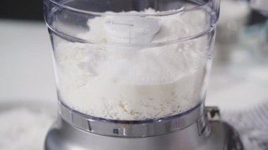 Mutfakta hindistan cevizli kurabiye yapıyorum.