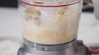 Mutfakta hindistan cevizli kurabiye yapıyorum.