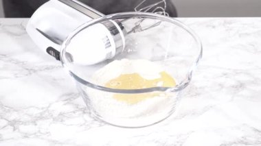 Kızartma tavasında kefir tabanında küçük krepler kızartıyorlar..