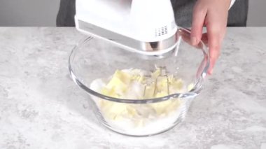 Çikolatalı kekler ve mavi krema karışımı. 