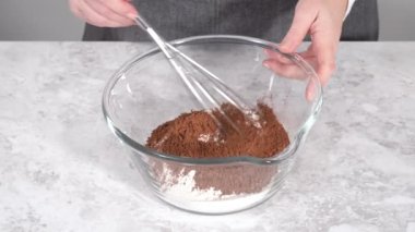 Çikolatalı kekler ve mavi krema karışımı. 