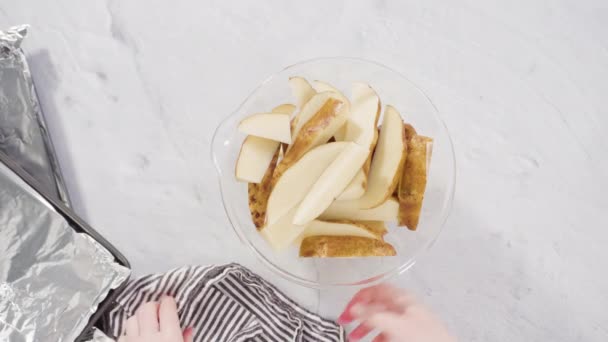 Preparação Batatas Fritas Cunhas Com Azeite Especiarias Para Assar Forno — Vídeo de Stock