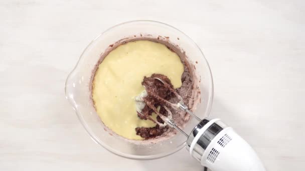 Mezcla Ingredientes Para Cupcakes Chocolate Con Glaseado Crema Mantequilla Azul — Vídeo de stock