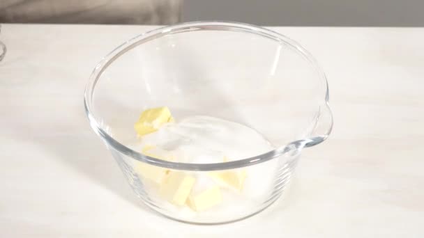 레몬크랜 케이크를 만들기 재료를 혼합하는 — 비디오