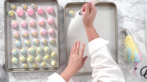 Biscoitos Merengue Unicórnio Recém Assados Uma Assadeira Com Papel Manteiga — Vídeo de Stock