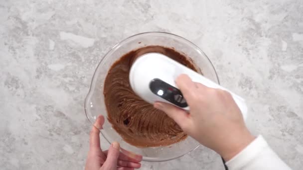 巧克力杯蛋糕配料与蓝色奶油糖霜拌匀 — 图库视频影像