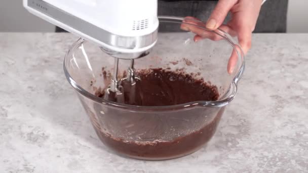 チョコレートカップケーキの材料をブルーバタークリームと混ぜ合わせます — ストック動画