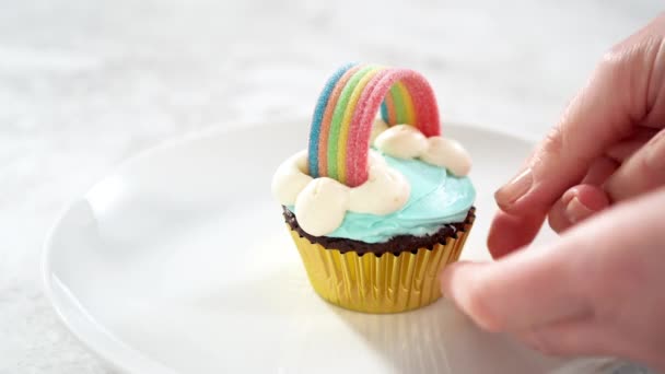 Chocolade Cupcakes Versierd Met Blauwe Roomboter Glazuur Regenboog Voor Eenhoorn — Stockvideo