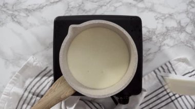 Adım adım çikolatalı kekleri çikolatalı ganache kremalı yapıyorlar. 