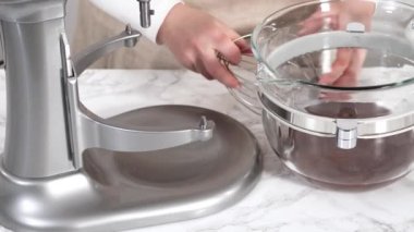 Adım adım çikolatalı kekleri çikolatalı ganache kremalı yapıyorlar. 