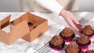 Çikolatalı kek ve çikolatalı ganache kaplama. 