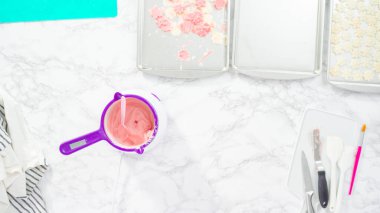 Düz yatıyordu. Adım adım. Çikolatalı şekerleri eritmek elektrikli bir şeker tenceresinde erir..