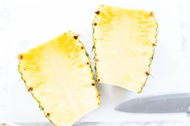 Bir ananası temizleyip küçük parçalara ayırmak..