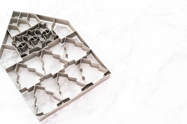 Mermer arka planda büyük bir Noel kurabiyesi kesicisi.