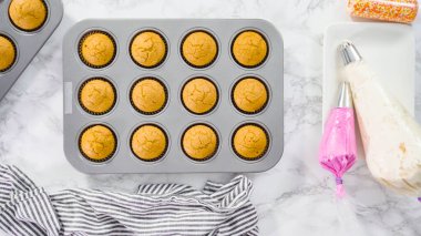 Düz yatıyordu. Yeni pişmiş balkabağı baharatlı kek..