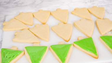 - Adım adım. Buzlu Noel ağacı şekilli şeker kurabiyeleri ve yeşil kraliyet kreması..