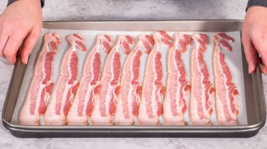 Adım adım. Pişmemiş pastırma şeritleri ve beyaz parşömen kağıtları..