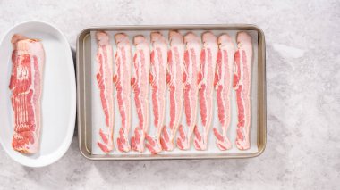 Düz yatıyordu. Adım adım. Pişmemiş pastırma şeritleri ve beyaz parşömen kağıtları..