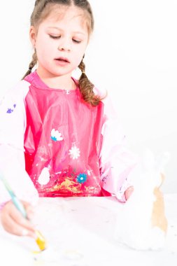 Küçük kız COVID-19 salgınında evde uzaktan öğrenim için sanat projesi üzerinde çalışıyor..