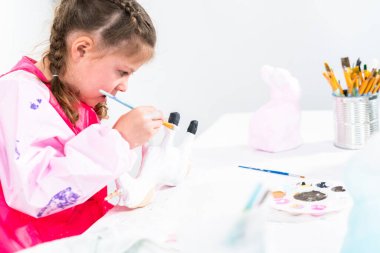 Küçük kız COVID-19 salgınında evde uzaktan öğrenim için sanat projesi üzerinde çalışıyor..