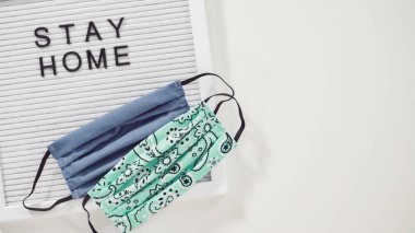 Düz yatıyordu. Evde kal ve mesaj panosunda ev yapımı yüz maskesi ile güvenli bir imza at..