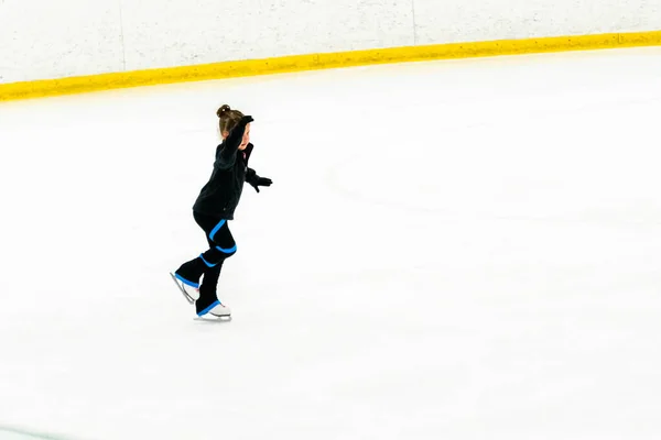 아이스 경기장에서 연습하고 스케이팅 — 스톡 사진