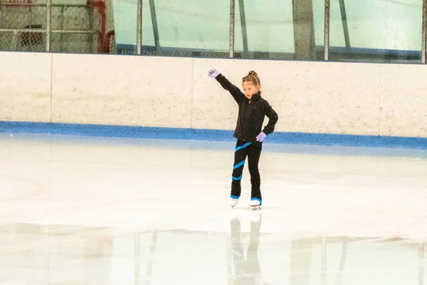 Siyah Elbiseli Küçük Artistik Patinajcı Kapalı Buz Arenasında Pratik Yapıyor — Stok fotoğraf