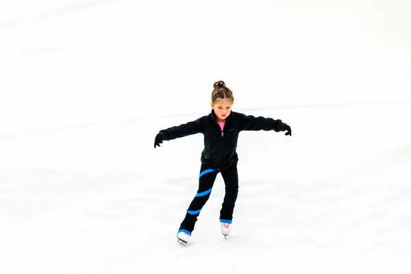 Kleine Kunstschaatser Zwarte Kleren Aan Het Oefenen Indoor Ice Arena — Stockfoto