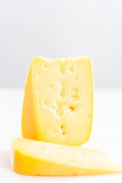 Große Scheibe Halbweicher Magerkäse Auf Weißem Hintergrund — Stockfoto