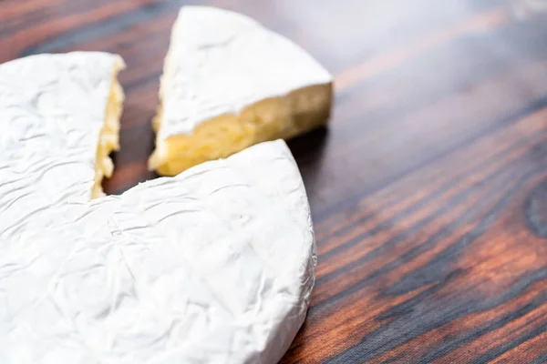 Triplo Queijo Brie Creme Francês Fatiado Fundo Madeira Escuro — Fotografia de Stock