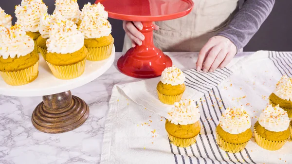 Uspořádání Dýňový Koření Cupcake Zdobené Italským Máslovým Polevou Posypky Dort — Stock fotografie