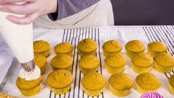 Piping Italienischen Buttercreme Zuckerguss Auf Kürbis Gewürz Cupcake — Stockfoto