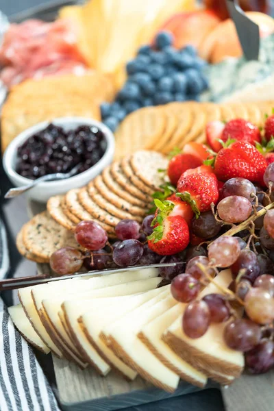 Gastronomische Kaas Crackers Fruit Een Hout Snijplank Diende Als Voorgerecht — Stockfoto