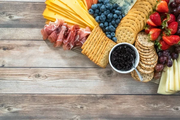 Plat Gelegd Gastronomische Kaas Crackers Fruit Een Hout Snijplank Diende — Stockfoto