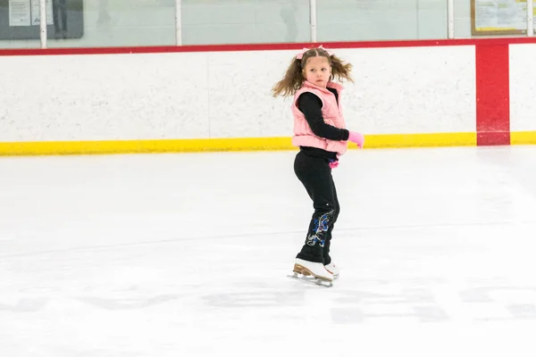 Kleines Mädchen Übt Eiskunstlauf Auf Der Eishalle — Stockfoto