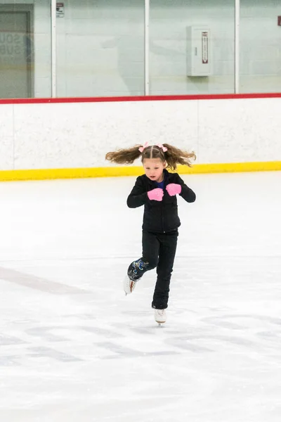 Fetița Care Practică Patinajul Figurii Mișcă Patinoarul Gheață Interior — Fotografie, imagine de stoc