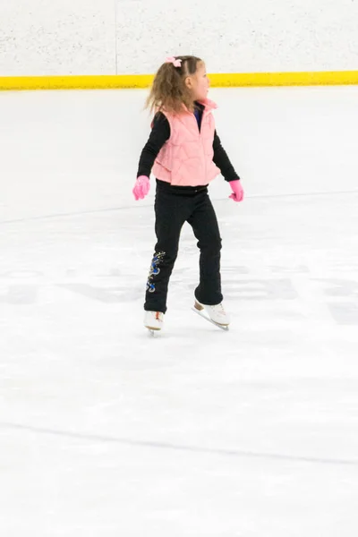 Ragazzina Pratica Pattinaggio Artistico Muove Sulla Pista Pattinaggio Coperta — Foto Stock