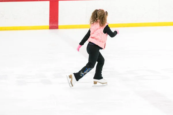 Küçük Kız Buz Pistinde Artistik Patinaj Yapıyor — Stok fotoğraf